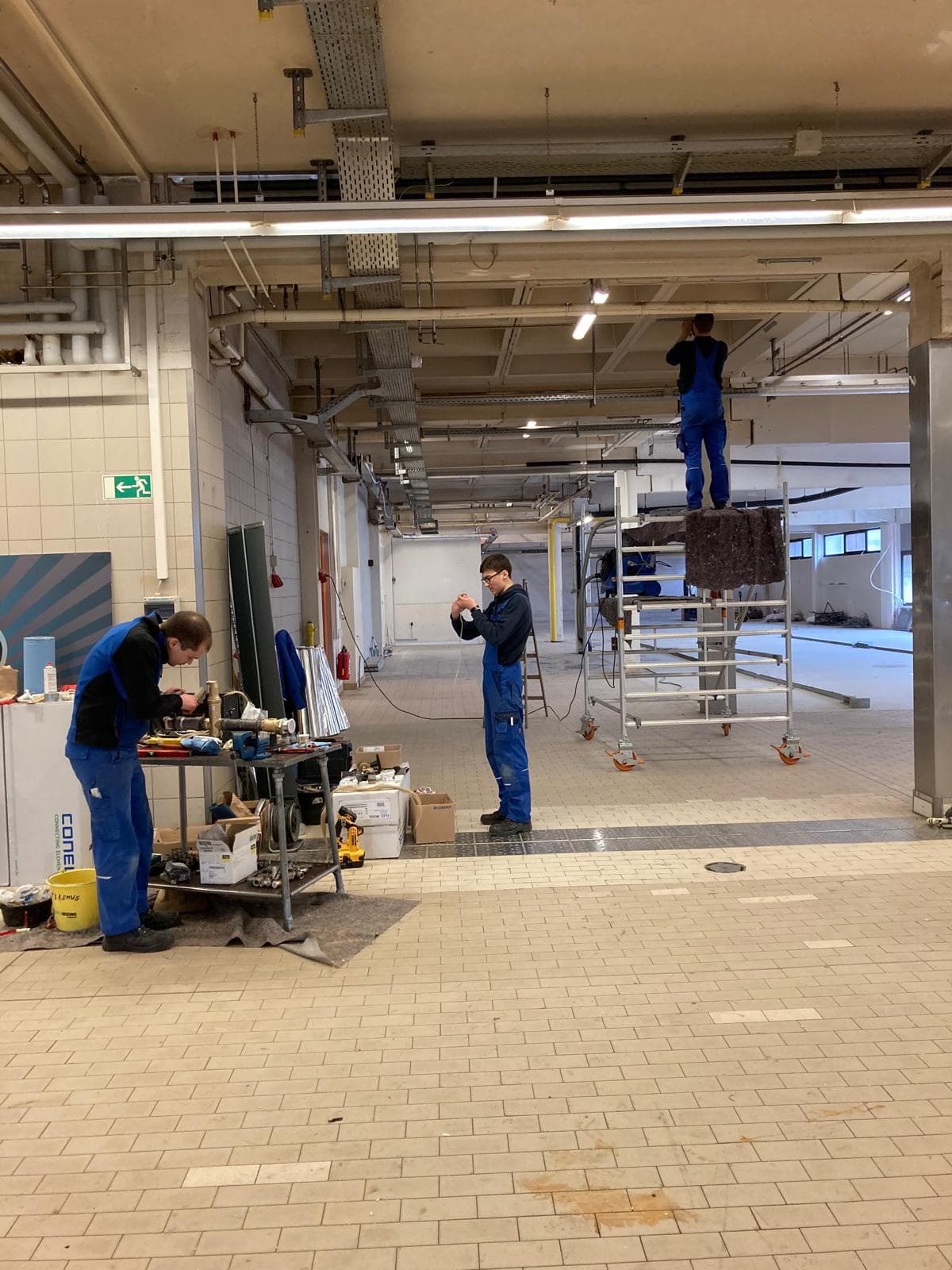 Rohrleitungsbau im Industriegebäude